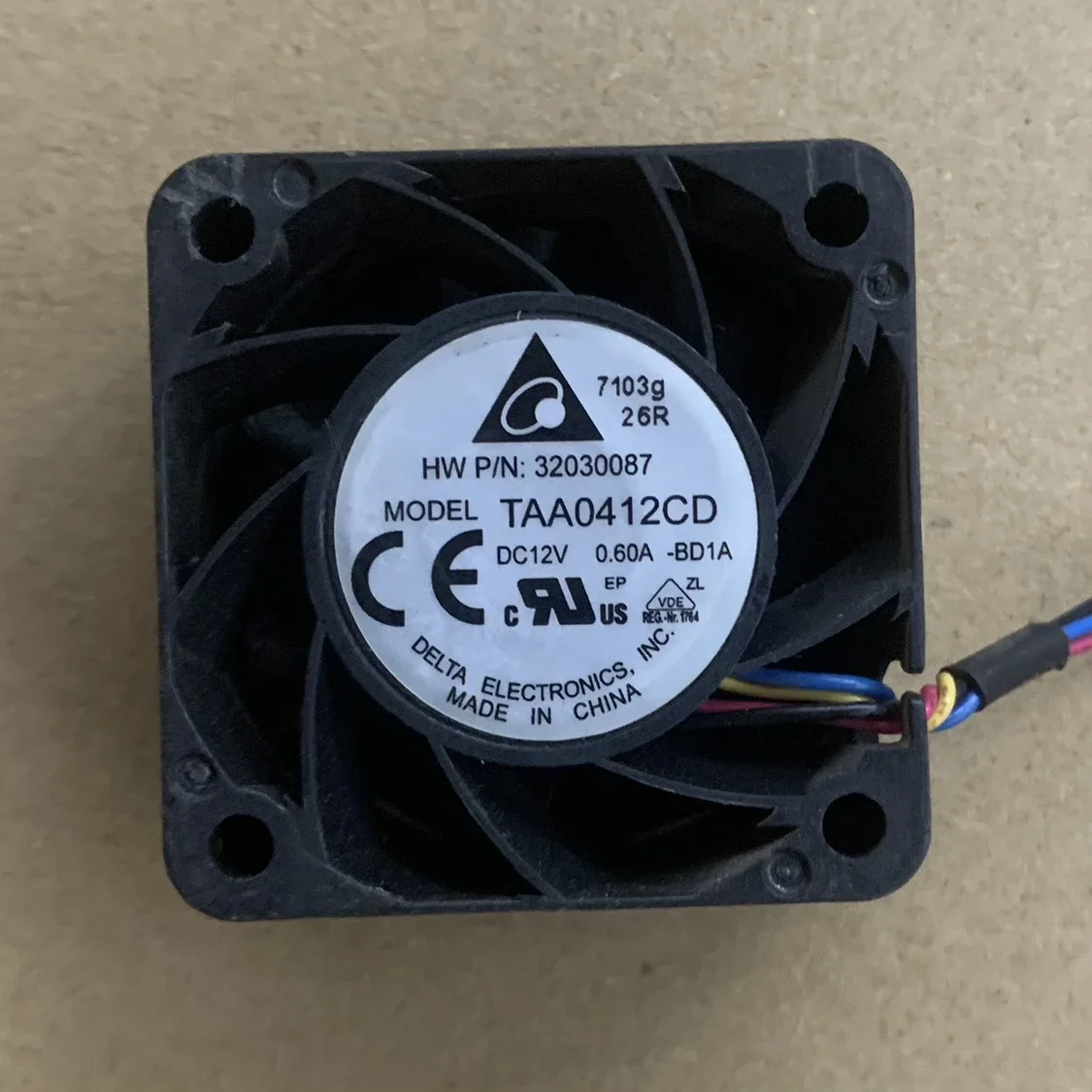 

Delta TAA0412CD BD1A DC 12V 0.60A 40x40x20mm 4-Wire Server Cooling Fan