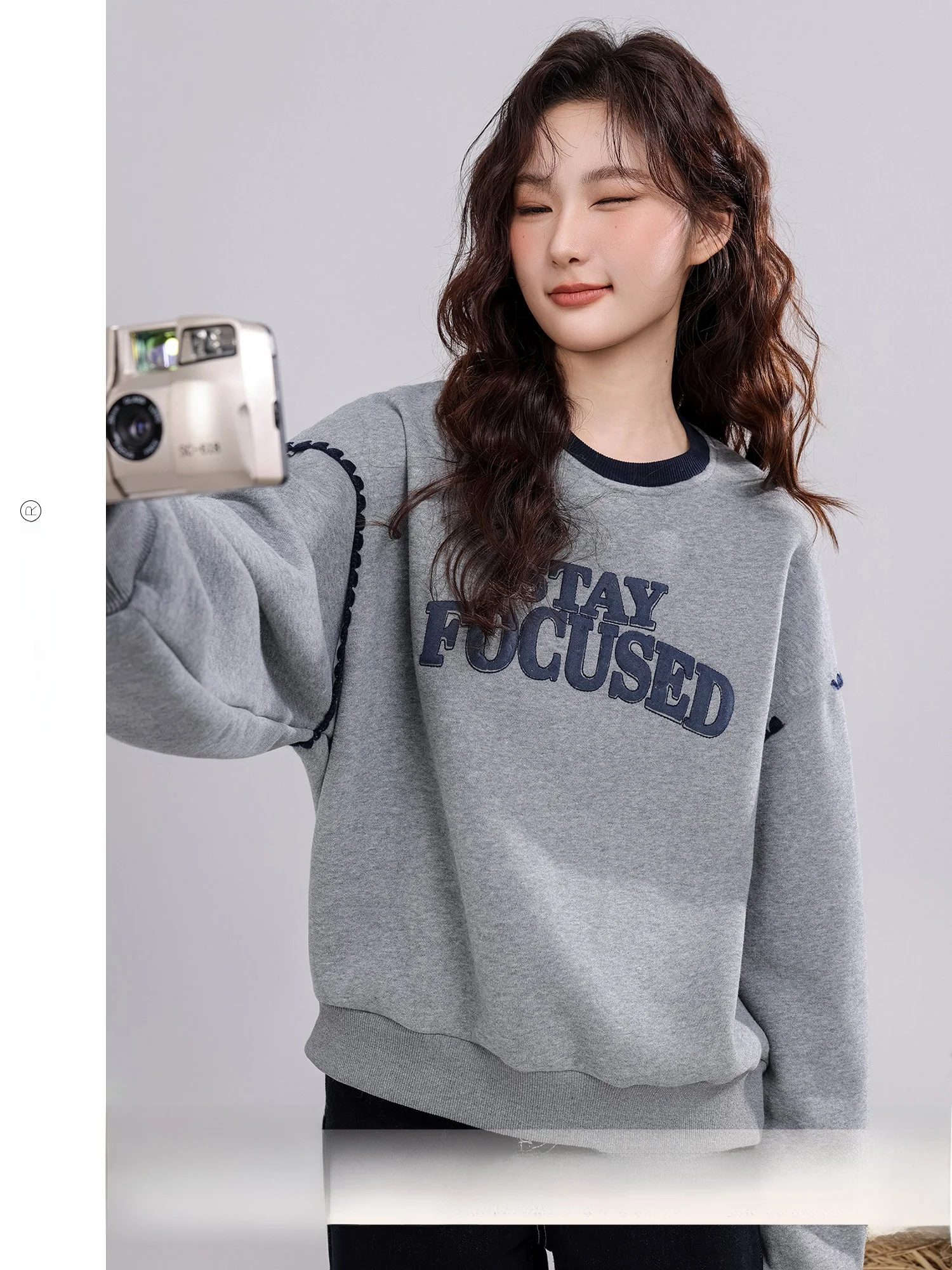 

Новая зимняя женская толстовка в американском ретро-стиле с круглым вырезом, на флисовой подкладке, повседневная, для поездок на работу, теплая, комфортная, из смесового хлопка, с длинными рукавами