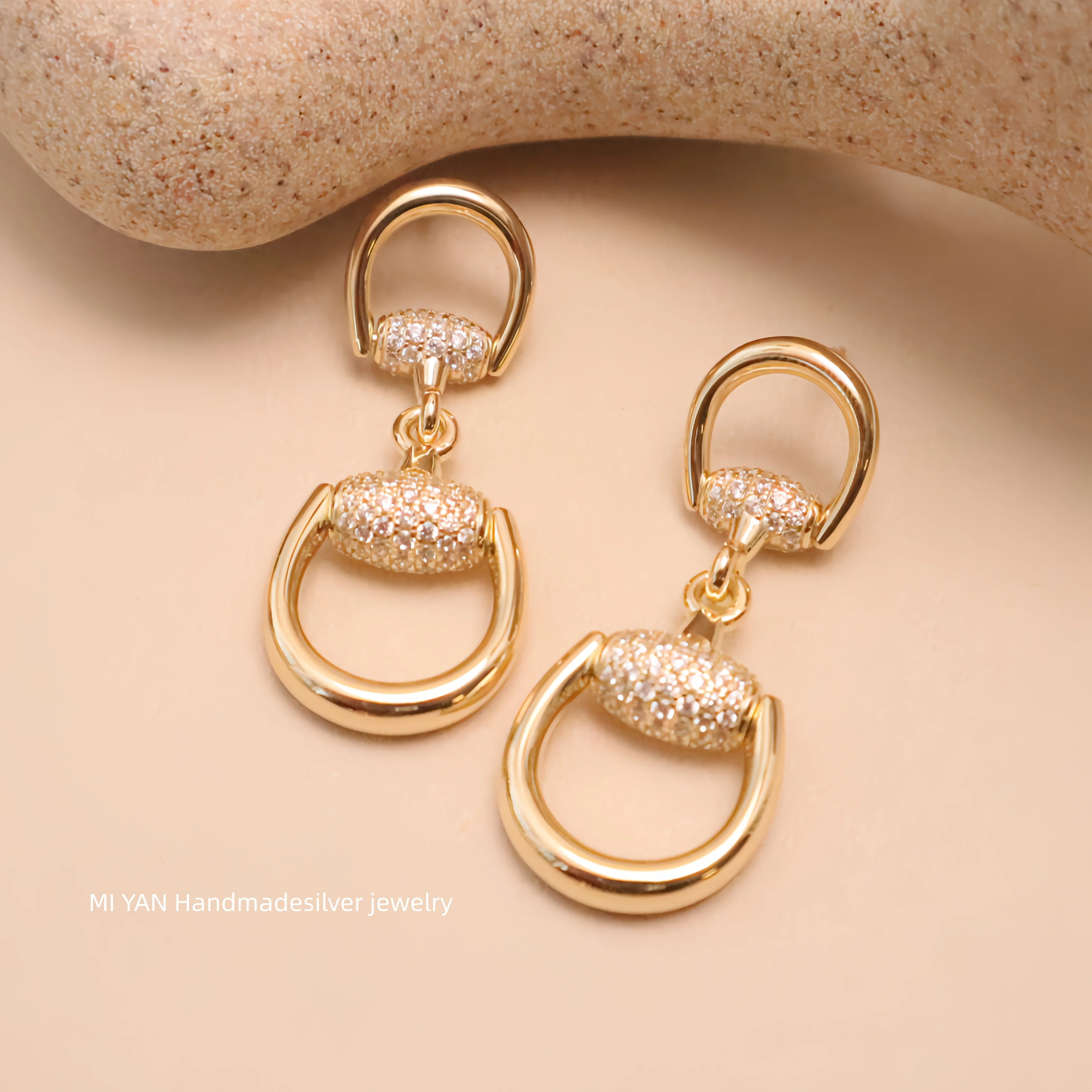 

Horseshoe earrings with diamonds, lightly luxurious and high-end, niche minimalist ear studs, 925 silver gold-plated earrings fo