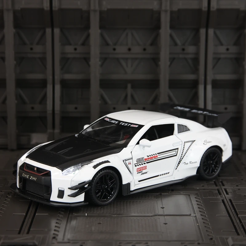 1:24 portas de modelo de carro em liga Nissan GTR 35 e capô do motor, o porta-malas pode ser aberto tem funções de som e iluminação simuladas