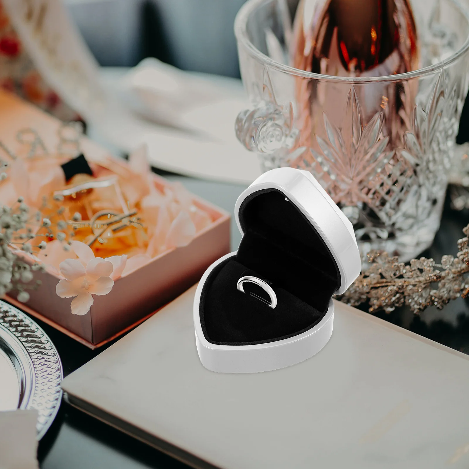 

Heart Shape Necklace Box LED Light Jewelry Display Case Storage Holder Elegant Gift for Necklace Pendant Necklaces Box