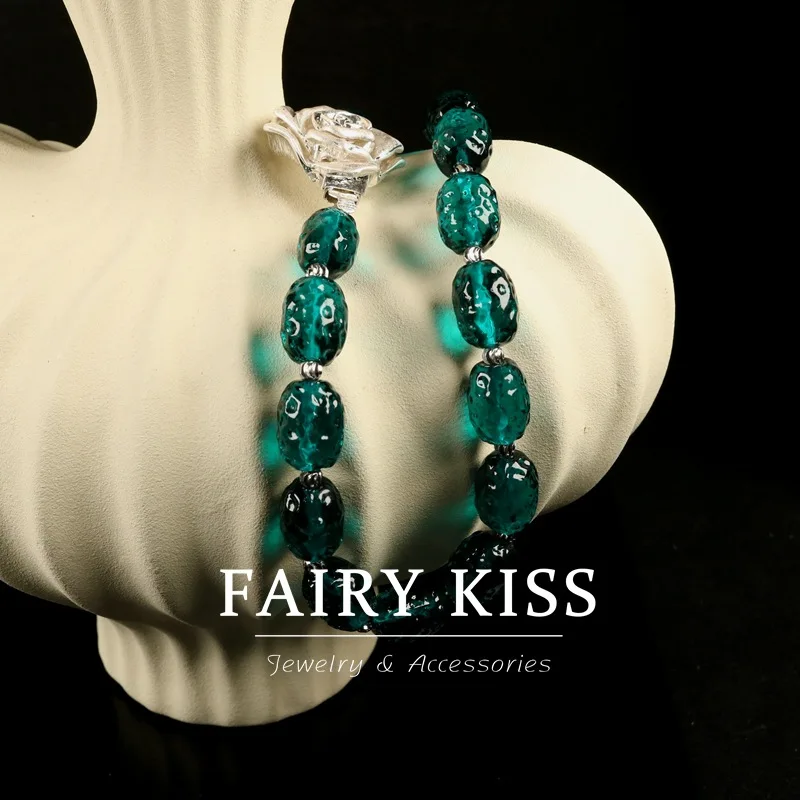 collar-naszyjnik-con-cuentas-de-vidrio-flor-de-rosa-joyeria-versatil-collar-corto-elegante