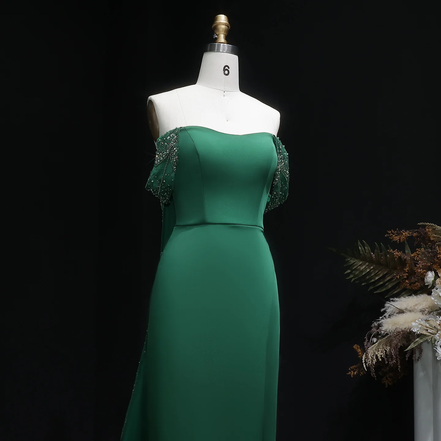 Sharon Said Smaragdgrünes Abendkleid, elegantes schulterfreies Kleid mit Pailletten und Perlen, formelles Partykleid für Damen, SS645, maßgeschneidert. – Detail 9
