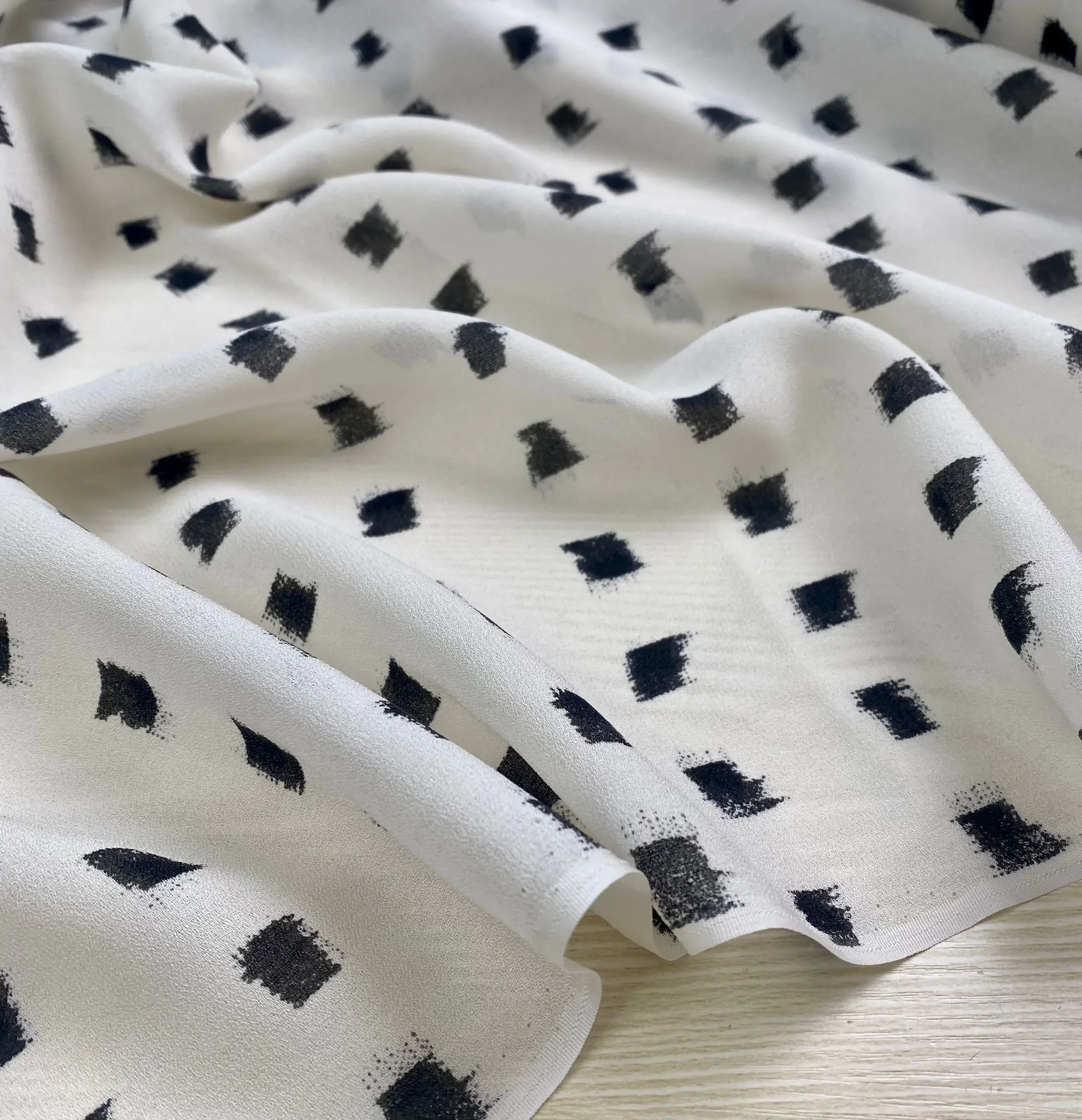 White small checkered silk Jianhong crepe fabric 16 mm 138 width