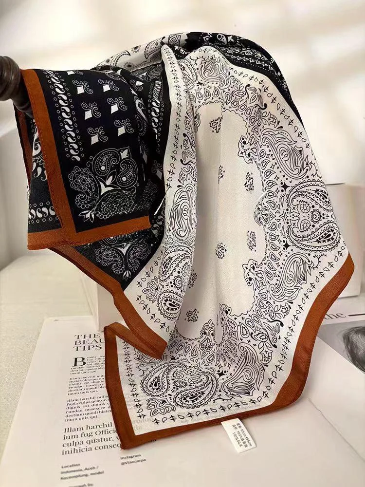 elegante-sciarpa-in-seta-versatile-per-donne-foulard-quadrato-di-alta-qualita-accessorio-estivo-versatile-stile-britannico-con-motivi-geometrici