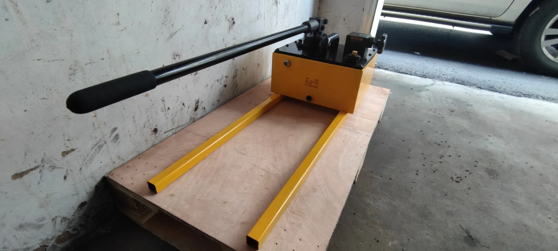 مضخة هيدروليكية يدوية متعددة الأغراض لإصلاح المعدات المتنقلة في الموقع بما في ذلك الخراطيم الهيدروليكية ومضخة الطاقة لقياس الضغط