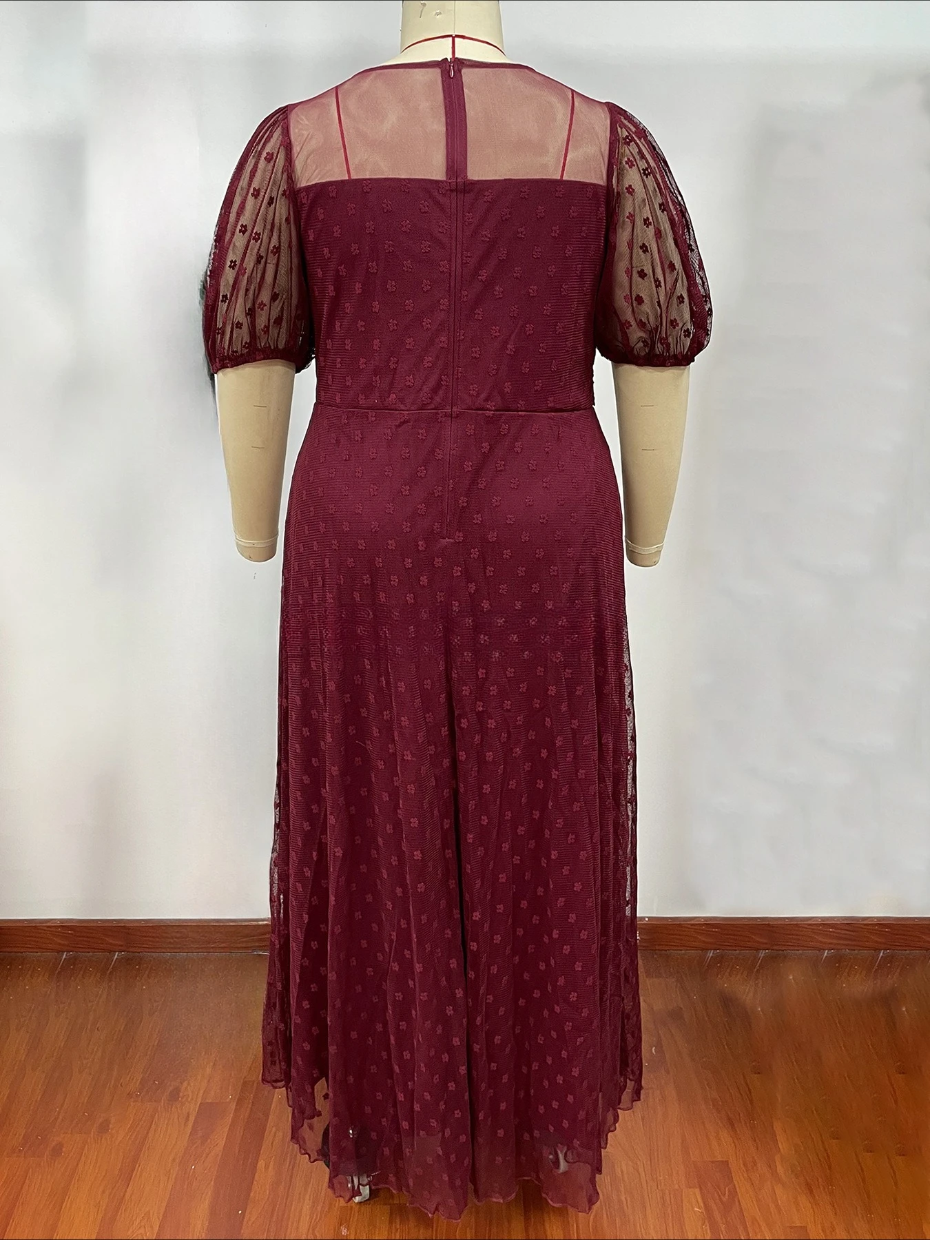 Elegante lange avondjurk met ronde hals, bordeauxrood met korte mouwen