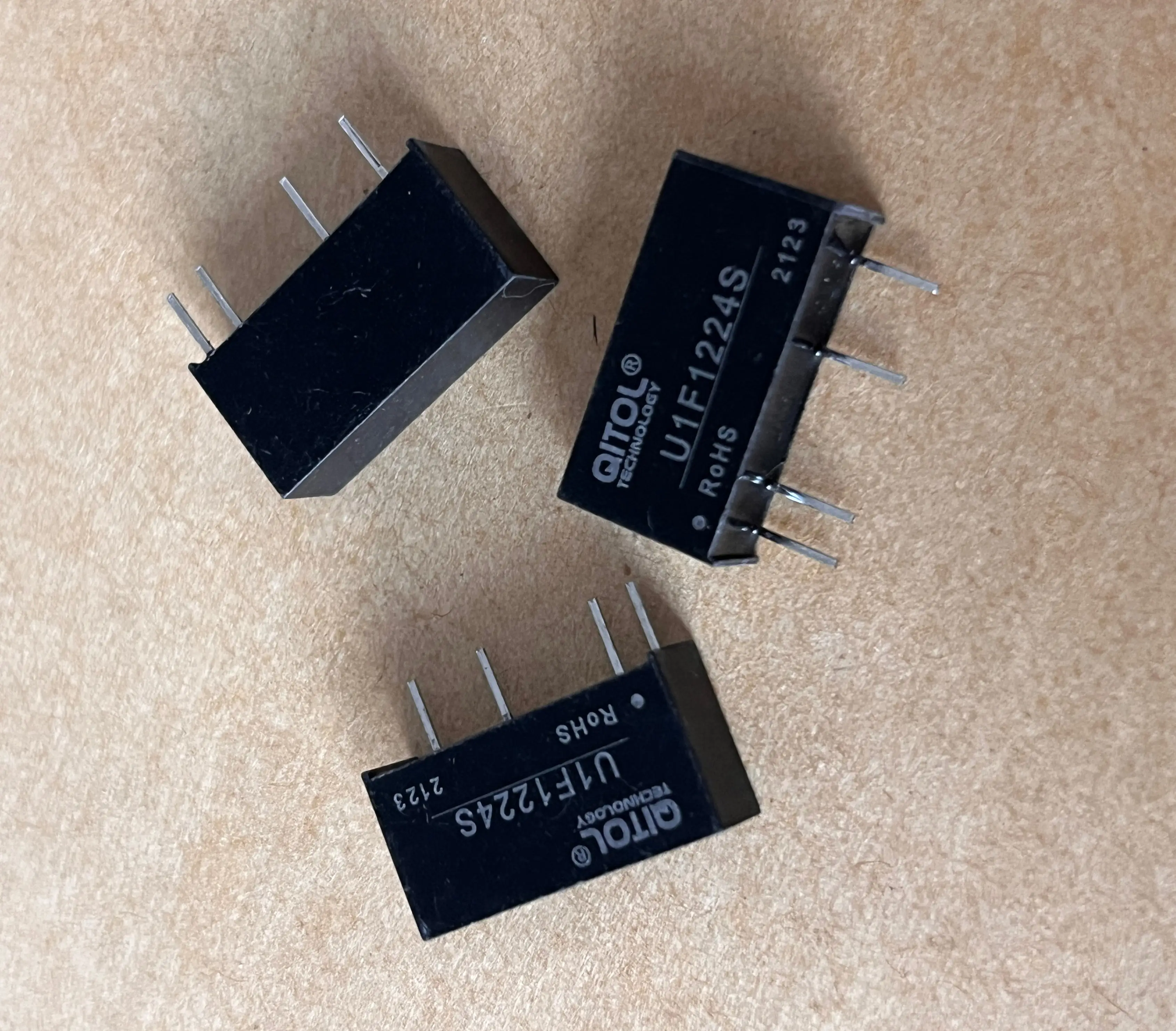 Convertitore di potenza DC-DC da 1 W D1-F1205S F1224S-1WR3 U1-F1224S Modulo sezionatore di commutazione step-down in miniatura da 12 V a 24 V CC