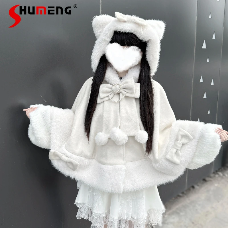 

Оригинальный японский милый белый плащ с капюшоном в стиле Лолиты, зима 2025, женская теплая утолщенная плюшевая короткая куртка, милые кавайные накидки, пончо