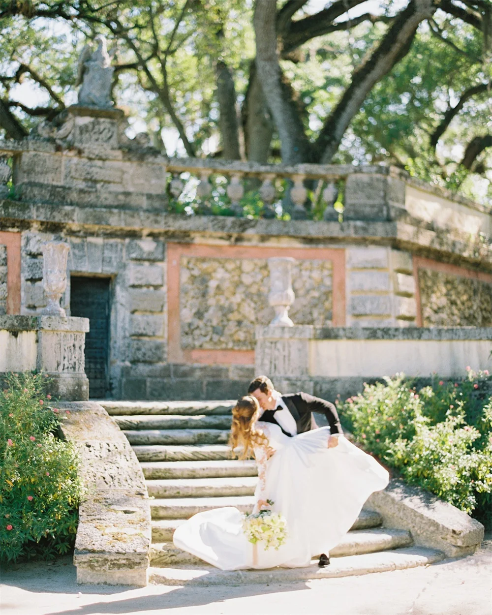 Vestido de novia de cuello alto blanco personalizado de Tokio, velo de novia con cremallera trasera de manga larga, cola de corte 2025, vestido de novia elegante de corte A