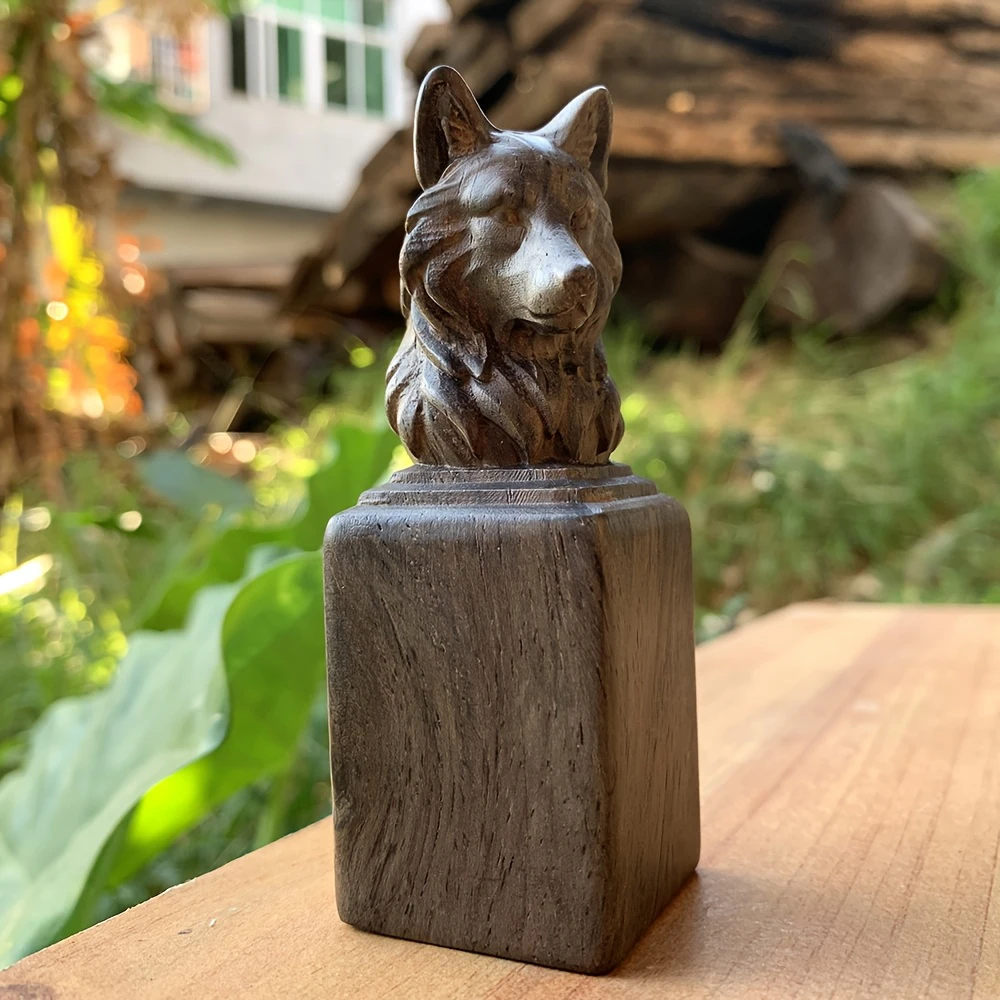 1Pc 3.8 Inch Solid Wood Hand-Carved Wolf Statue Ornament Animal Theme, Suitable for Party Decoration, Centerpiece Decoration, Christmas Decorations, Bedroom, Creative Desktop Ornament, Housewarming Gift, Halloween Decorations