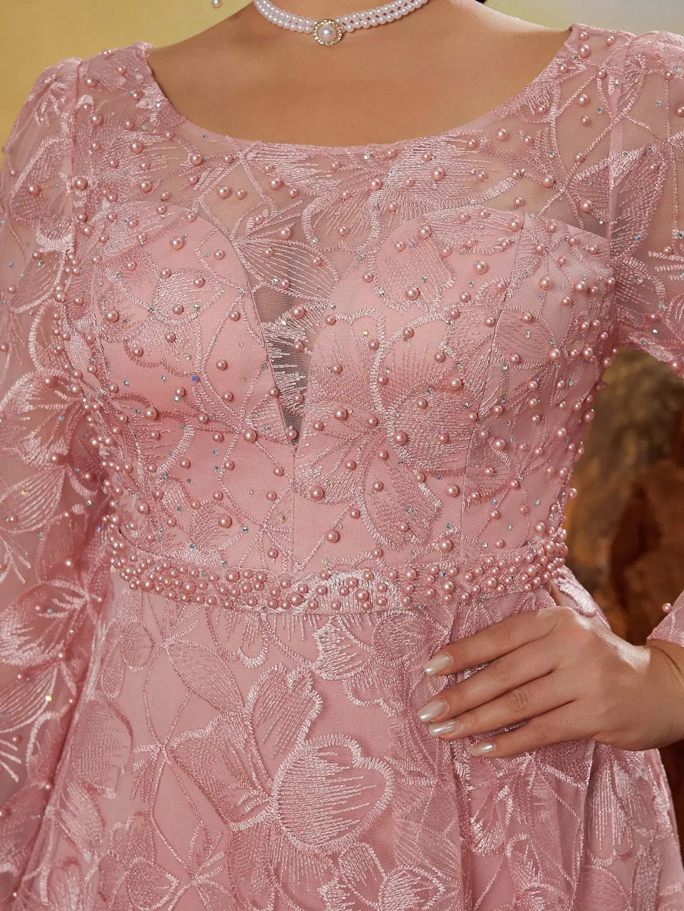 Sukienka Anpoket z okrągłym dekoltem, bufiastymi rękawami, haftem z koralików, koronką, długimi rękawami, aplikowanymi zdobieniami i rozcięciem z boku.