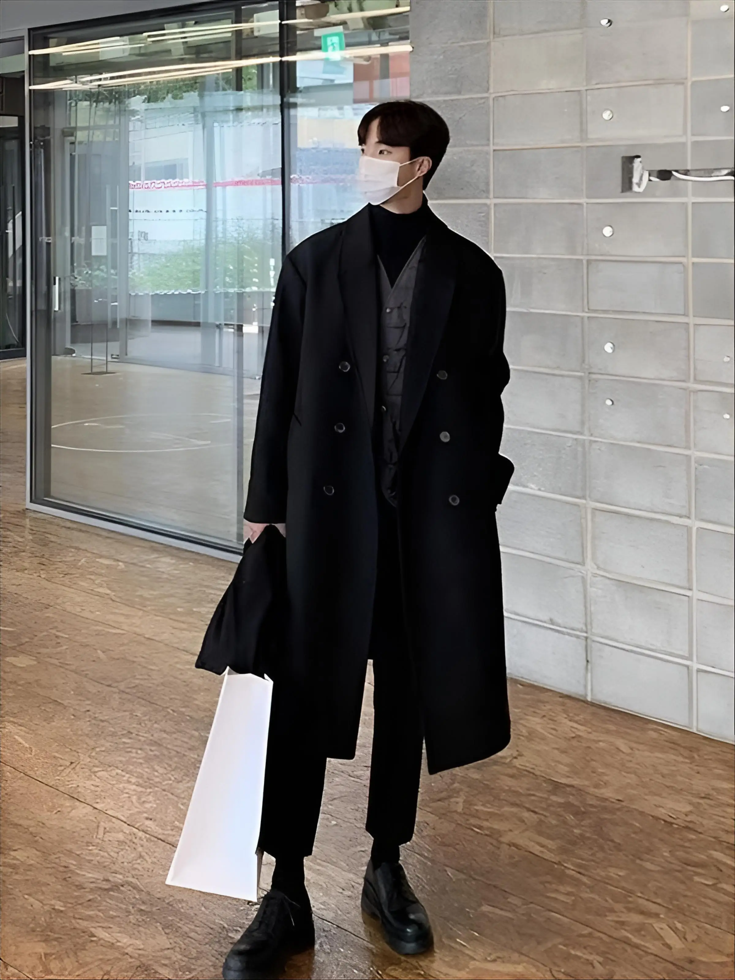 

Мужское пальто из шерстяной смеси с капюшоном и воротником-стойкой: высокая защита от холода, дождя, снега, льда, града, ветра и шторма. Теплое и уютное.