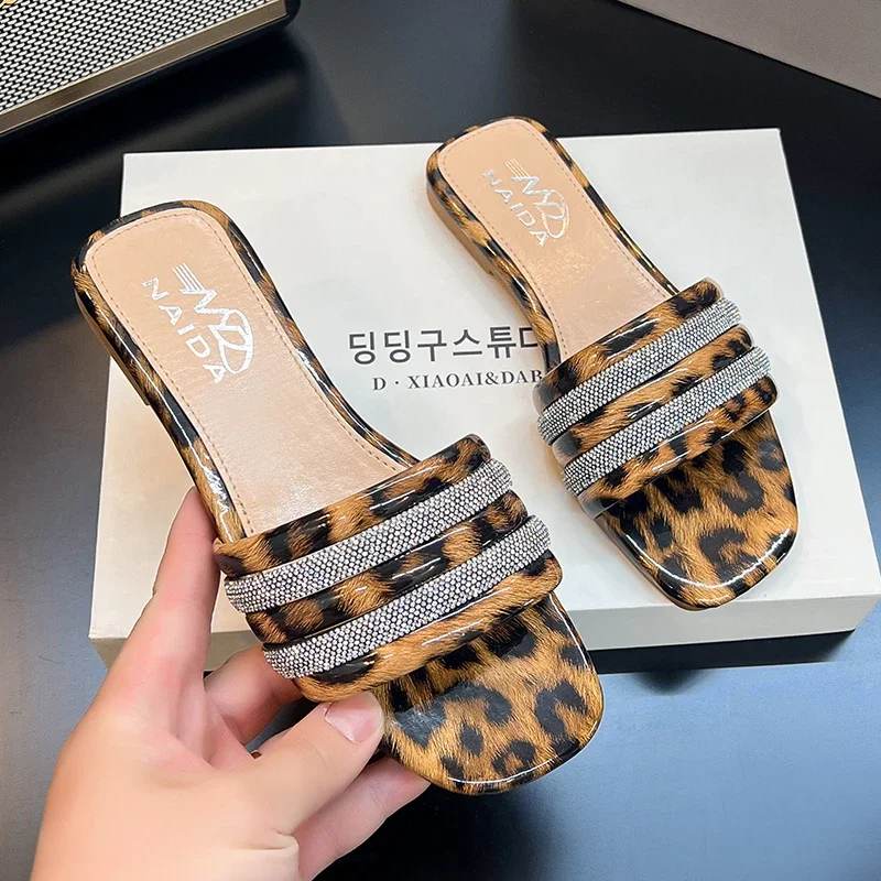 Женская обувь 2025, модные женские тапочки с открытым носком, летние повседневные уличные тапочки с кристаллами, Лидер продаж, тапочки на плоской подошве с леопардовым принтом больших размеров
