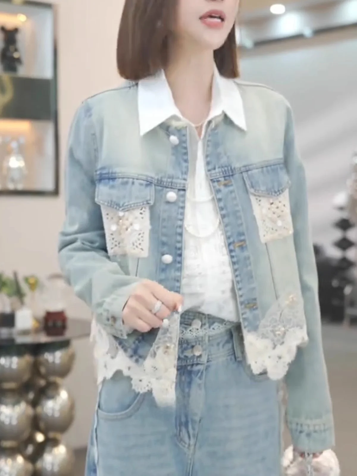 

Весна 2025 г., женский джинсовый джинсовый тюнер Heavy Du с кружевным бархатным цветочным декором, воротником в стиле пэчворк, повседневный свободный крой