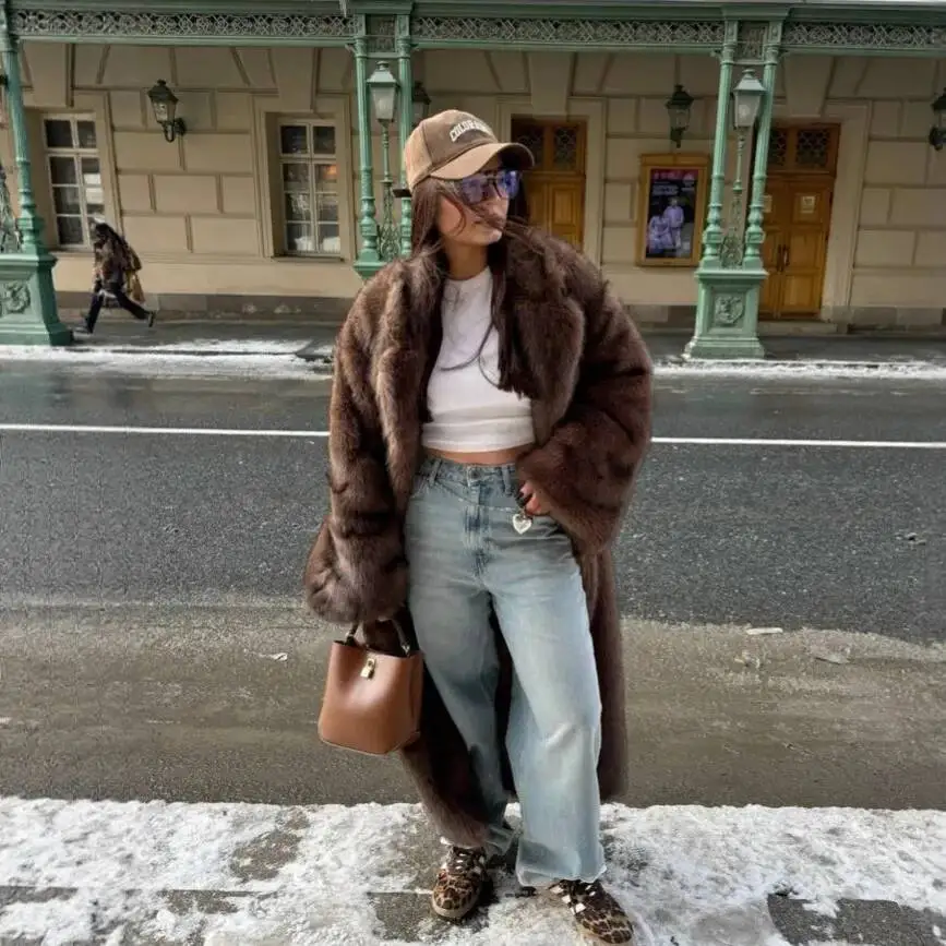 Bruine harige winterjas Extra lange pakkraag Nepbontjas High-end damesbontjas voor dames