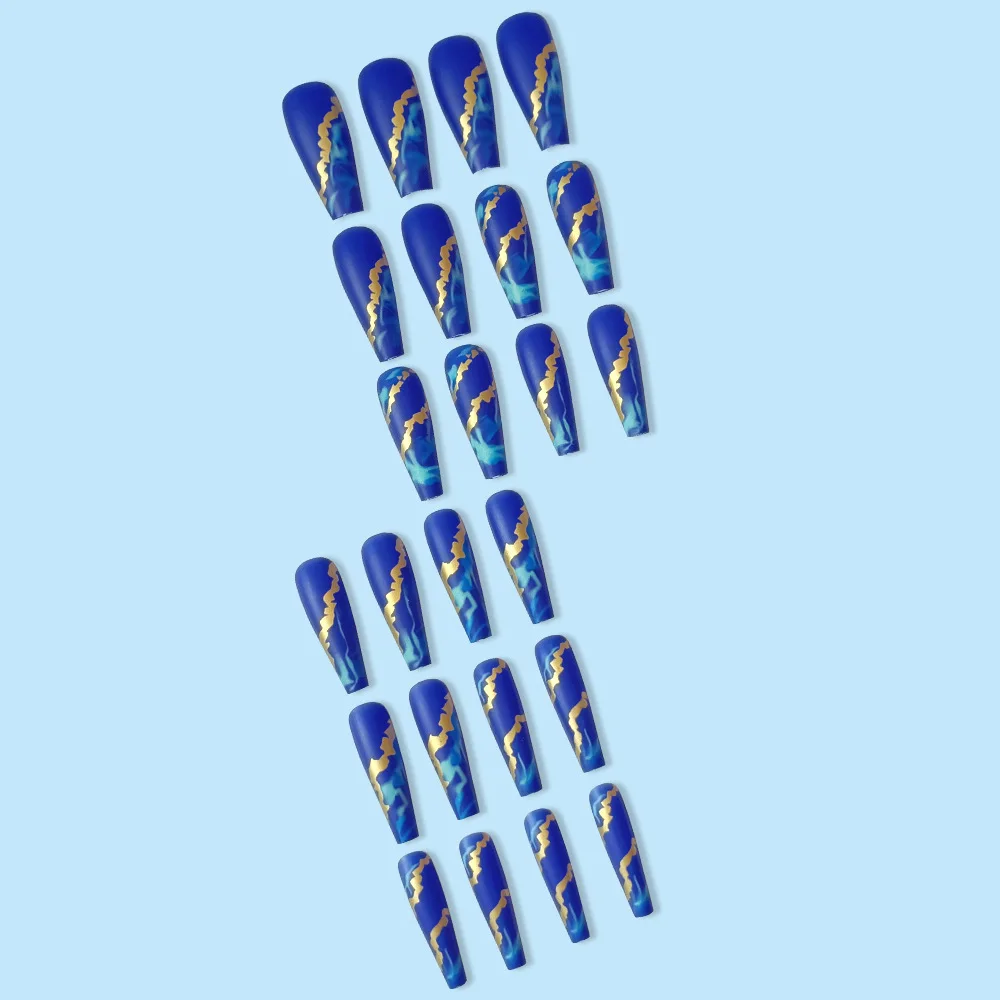 24 قطعة من الضغط المربع الطويل على الأظافر - خطوط غير منتظمة من رقائق الذهب مع أشكال لهب زرقاء عميقة |   أسلوب الحرفي الفاخر