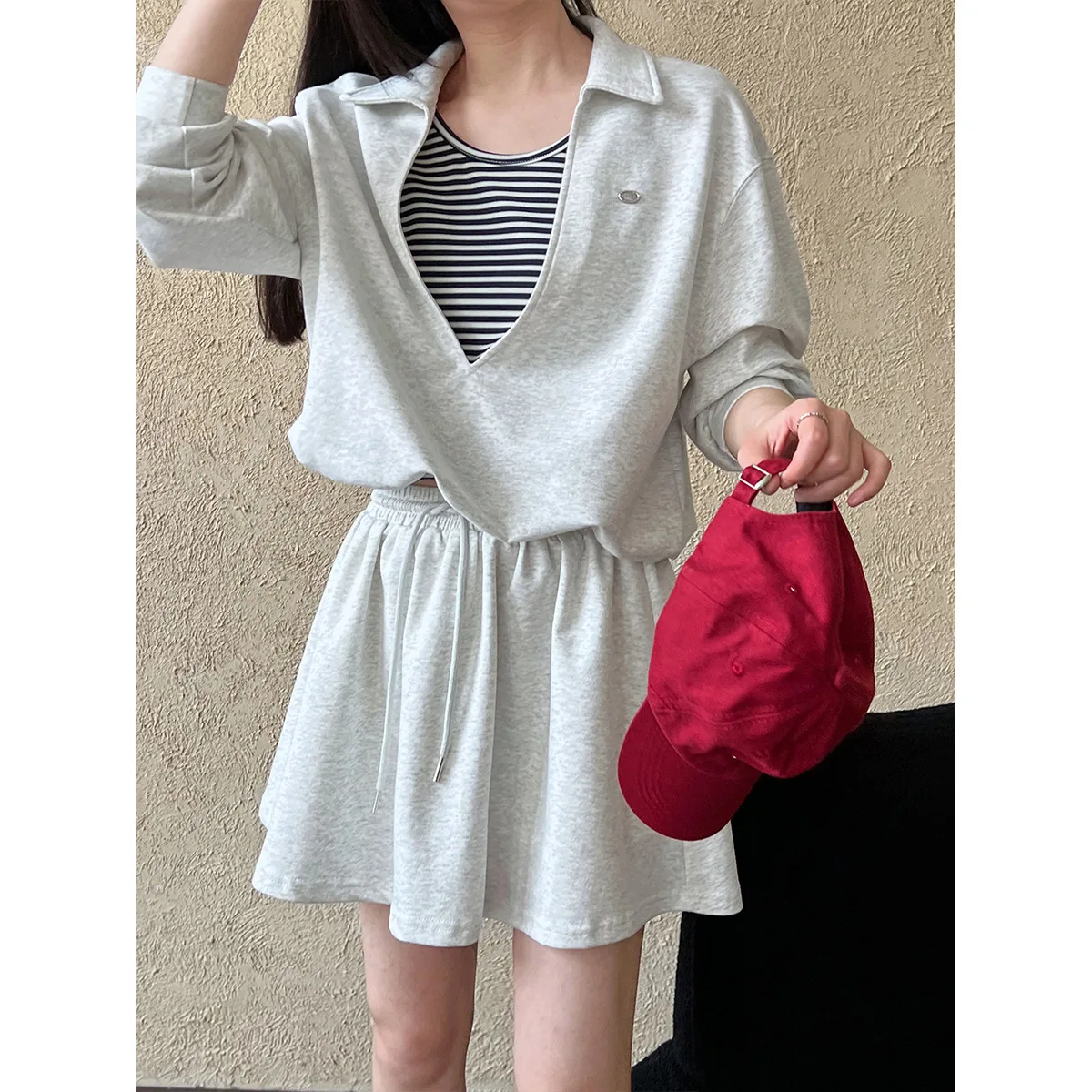 Set casual per la riduzione dell'età in stile coreano per il nuovo articolo primaverile da donna, finta felpa con cappuccio in due pezzi + mezza gonna elastica set in due pezzi, 2884