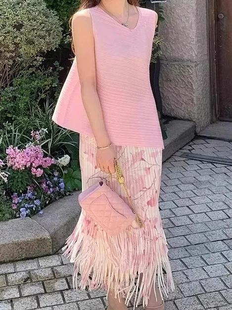 طقم صيفي أنيق للسيدات بتصميم عطلة، يتكون من صدرية بدون أكمام بثلاثة أشكال وتنورة قصيرة مزينة بالزهور والشراريب، من قطعتين، مص...