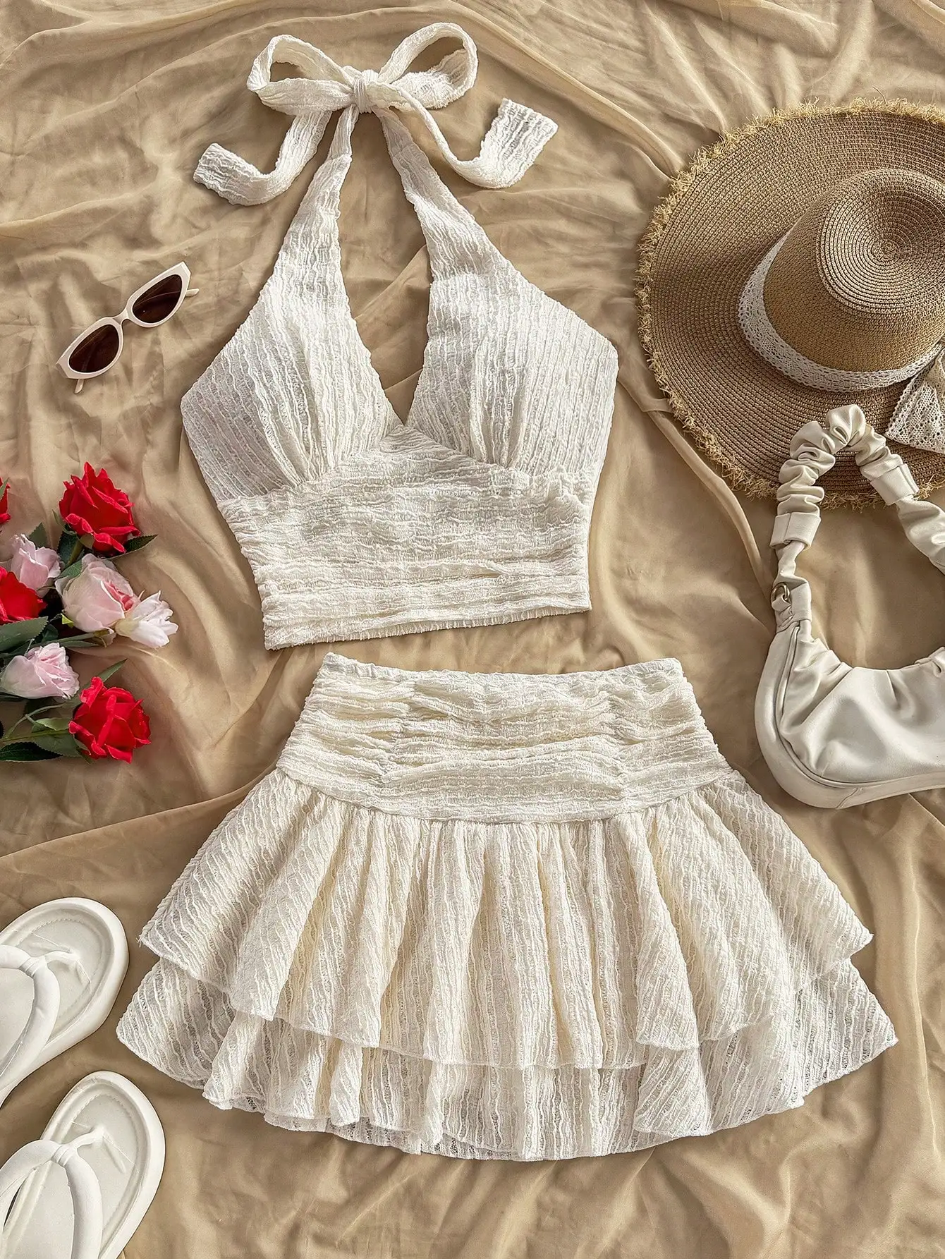 

Кремовый текстурированный укороченный топ с V-образным вырезом и бретельками-халтер, а также многоярусная расклешенная мини-юбка — комплект из 2 предметов для летнего отдыха