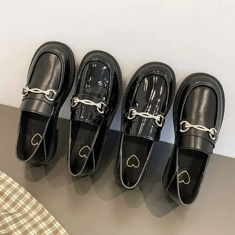 Mocasines elegantes de tacón bajo con decoración de Metal, zapatos informales de cuero de lujo negro mate para mujer, tacones cuadrados, punta redonda, calzado para mujer