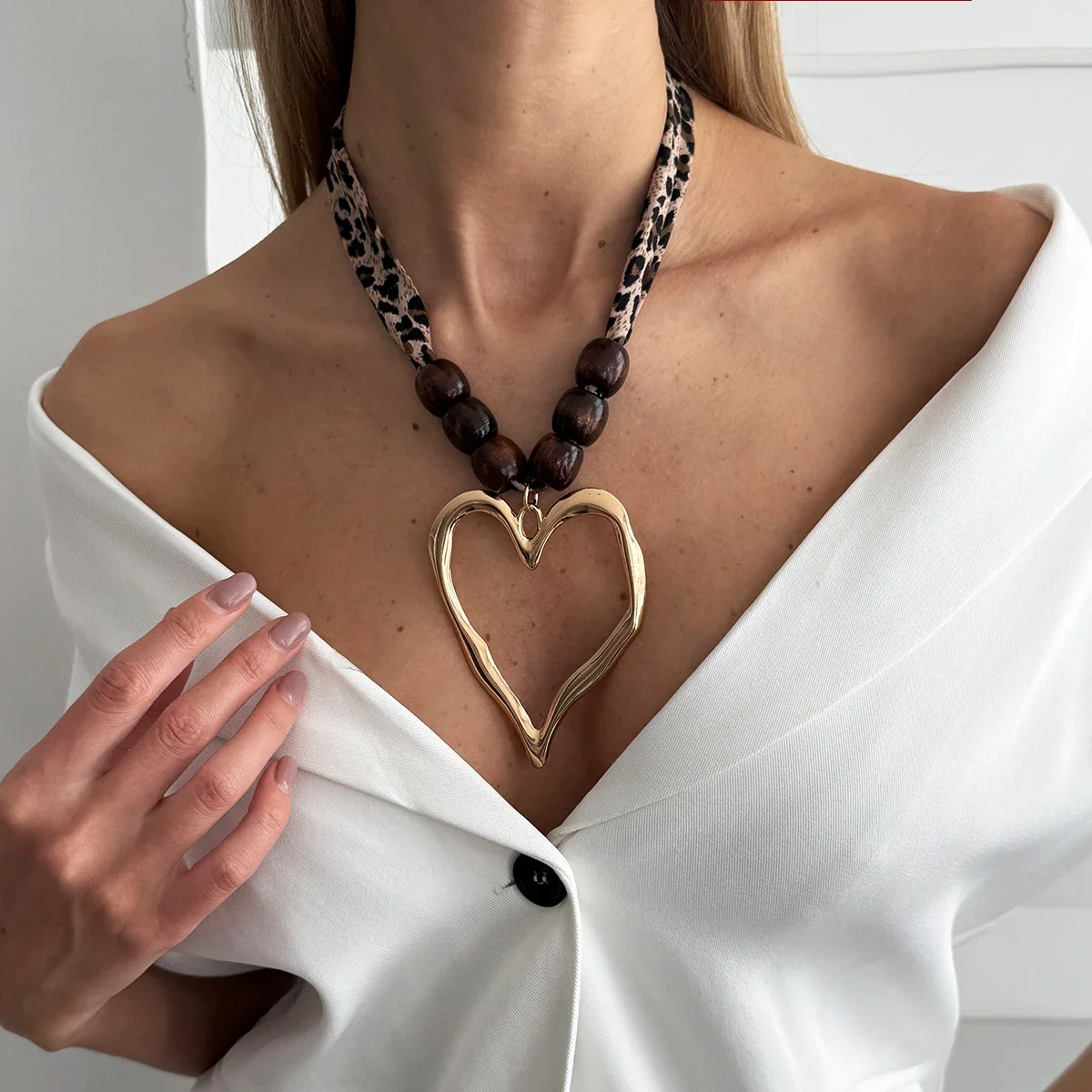 

New Exaggeration Big Gold Color Metal Hollow Heart Shape Pendant Necklace Women Trendy Creative Fabric Chain Jewelry Gift