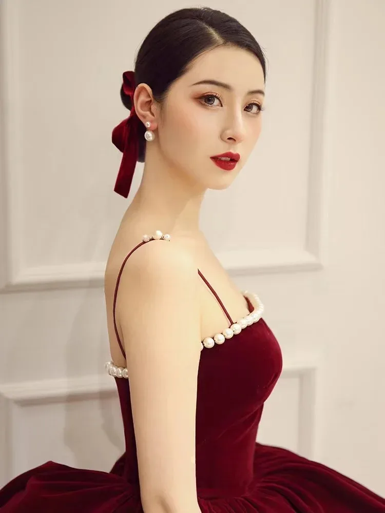 부르고뉴 벨벳 우아한 이브닝 드레스 햅번 스트랩 민소매 a 라인 보트 넥 진주 파티 파티 볼 가운 Vestidos De Fiesta