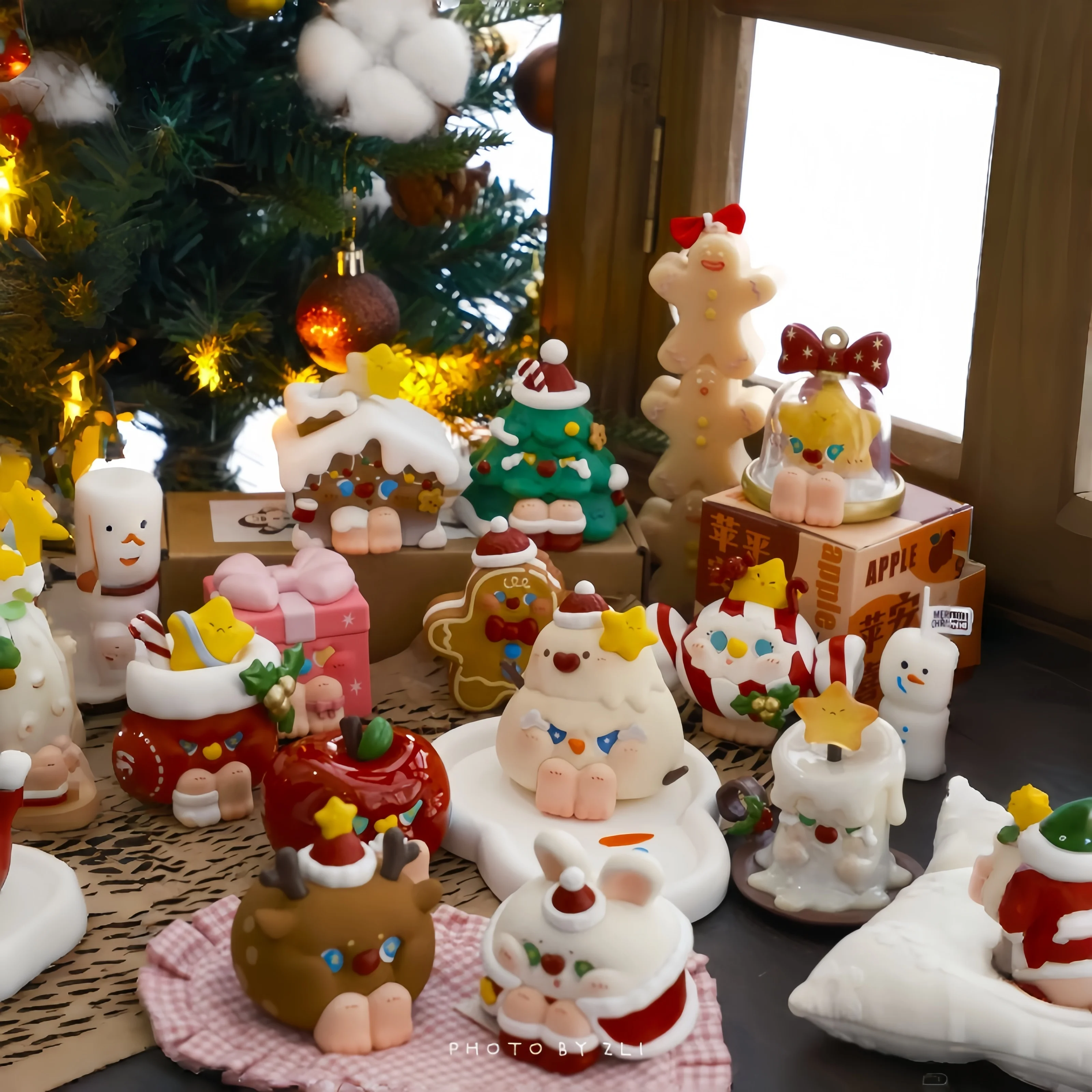 

OHKU Obs Star Seeker Fairy Tale Town Series Collectible Figurine Blind Box Home Decor Christmas Themed Ornament Trendy Toy Gift