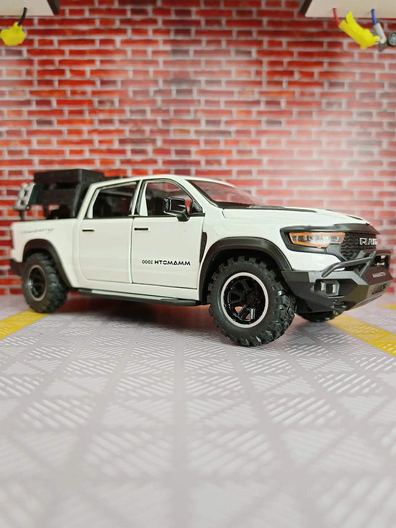 1:32 RAM MAMMOTH Pickup Hoge Simulatie Diecast Metaallegering Model auto Geluid Licht Trek Collectie Kinderen Speelgoed Geschenken