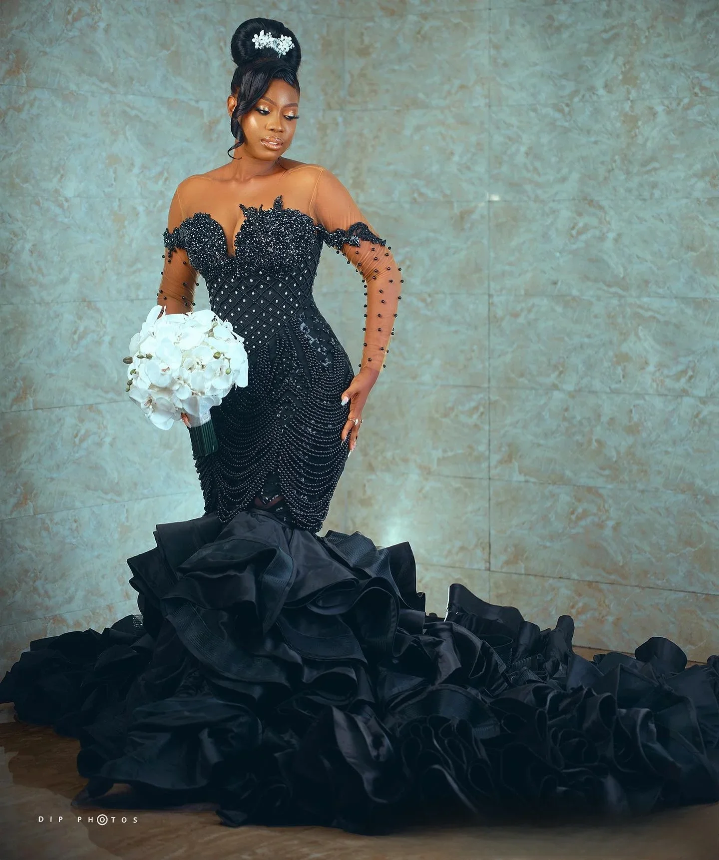 

Customized Off the Shoulde Shinny Pearls Beads Black Wedding Dress Robe De Mariée Long Sleeve Cascading Ruffles Bridal Gown