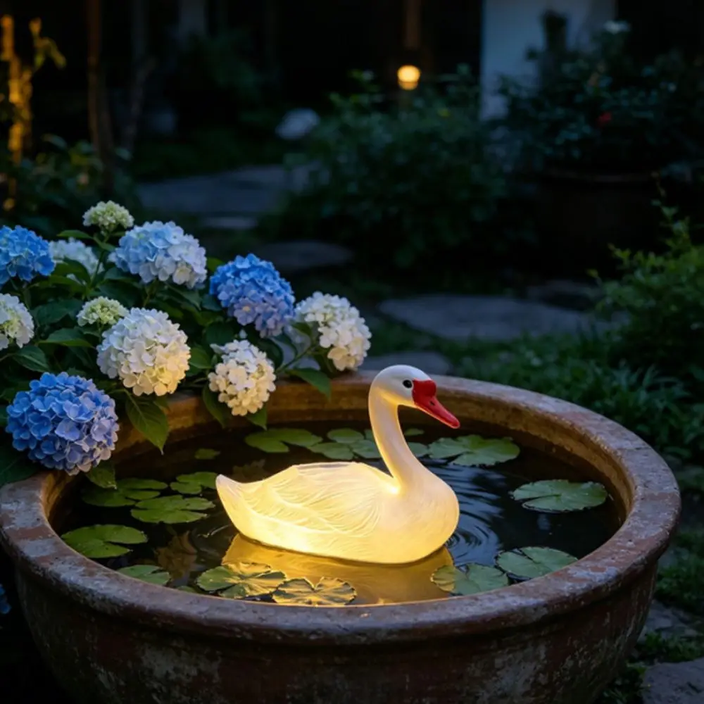 PE Blow Molded Floating Duck Ornament Balanced Buoyant Realistic Shape Duck Statue Delicate Painting