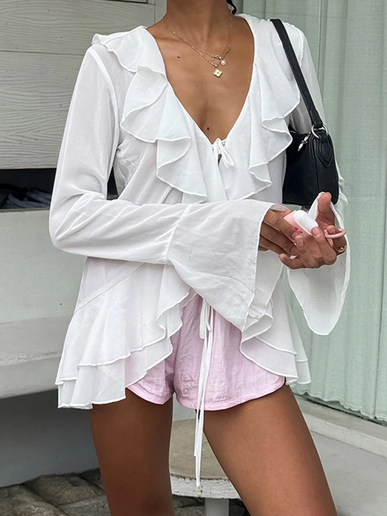 Blusa elegante con cuello en V para mujer con detalle de lazo en la parte delantera y mangas acampanadas: top moderno con volantes de color sólido para Fashionistas