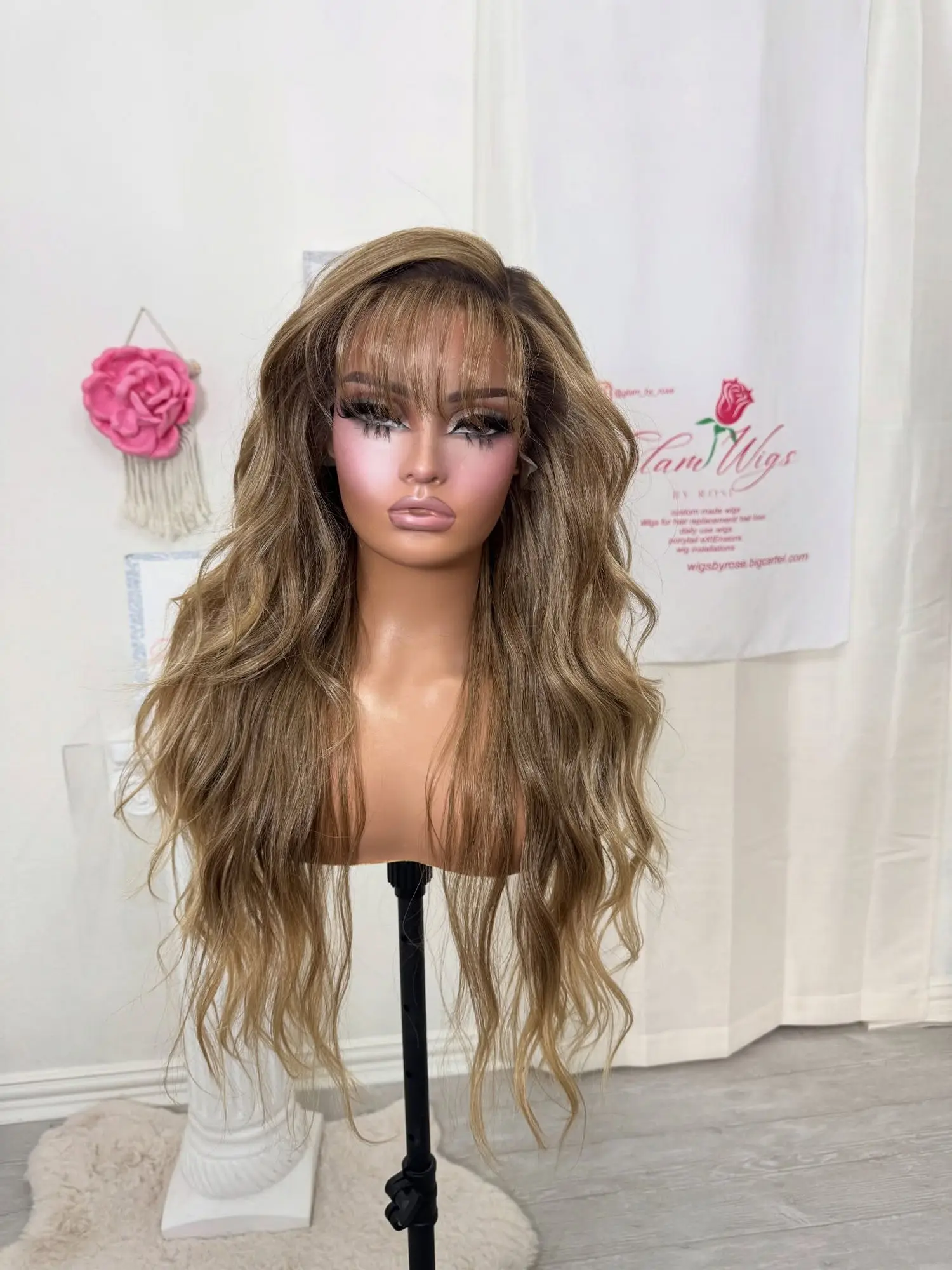 العصرية الكرمل البني يسلط الضوء على الدانتيل أعلى الباروكات موجة عميقة الظل جذور ألياف مقاومة للحرارة الباروكات مع الانفجارات طويلة غلويليس الباروكات