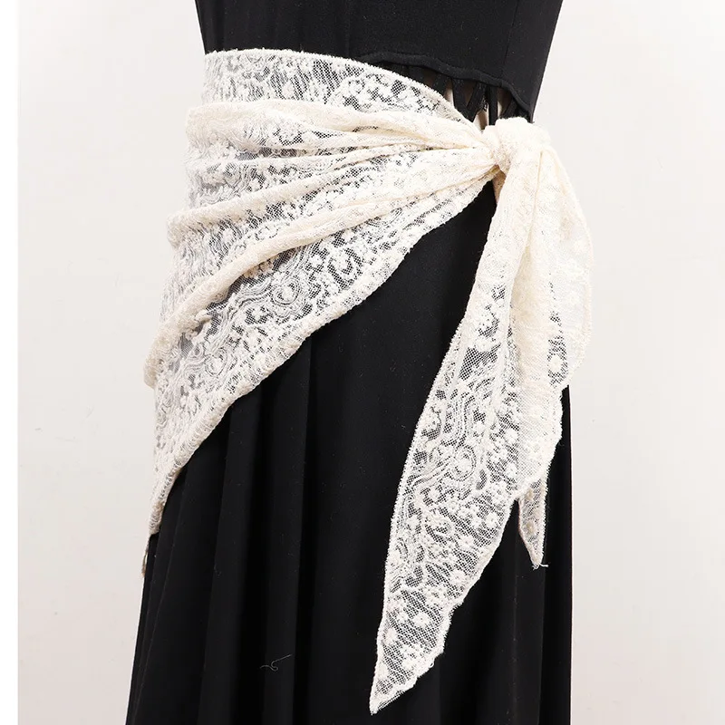 

Белый кружевной треугольный бахрома, кружевной шарф на бедрах, пояс, женская занавеска в сложенном виде, маленькая декоративная юбка, одинаковые брюки на шнуровке