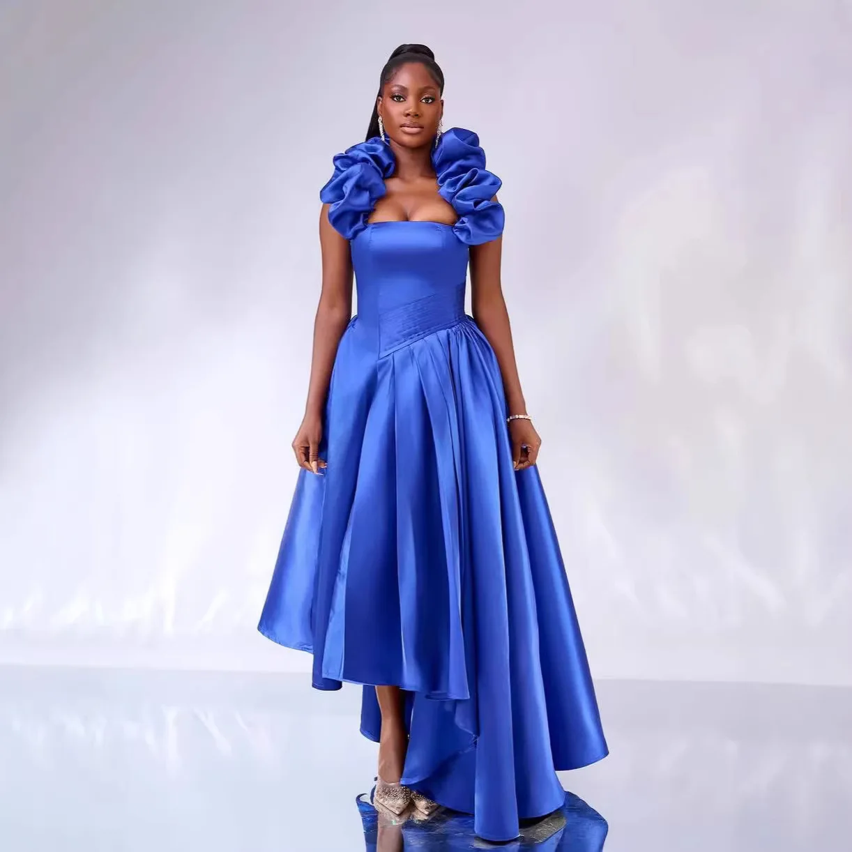 Qmansha Übergröße Maßgeschneidertes Satin-Abendkleid mit Schulterfreiem Ausschnitt, Rüschen, High-Low-Schnitt und Korsett-Rücken für Formelle Anlässe, Partys und Hochzeiten – Detail 8