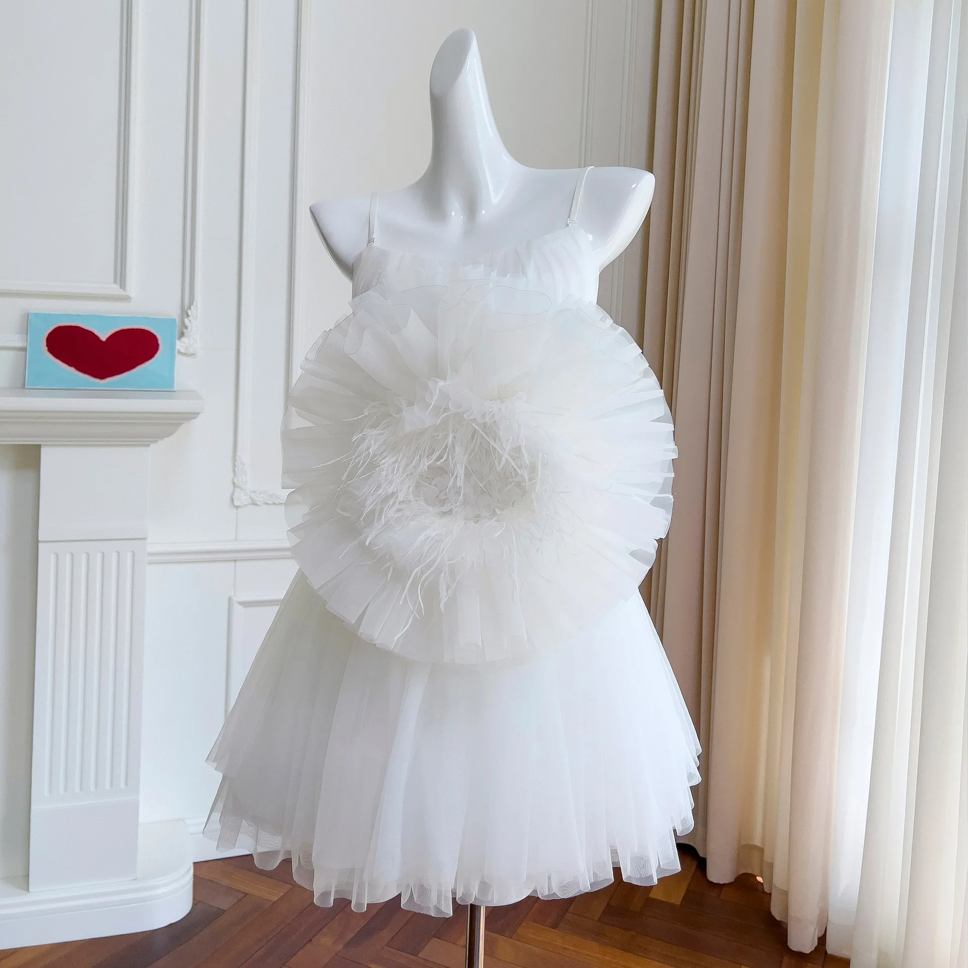 

Женское короткое вечернее платье с широким подолом, дизайнерское белое Тюлевое Сетчатое бальное платье с открытой спиной, банкетное платье на выпускной с цветочным поясом, юбка в подарок