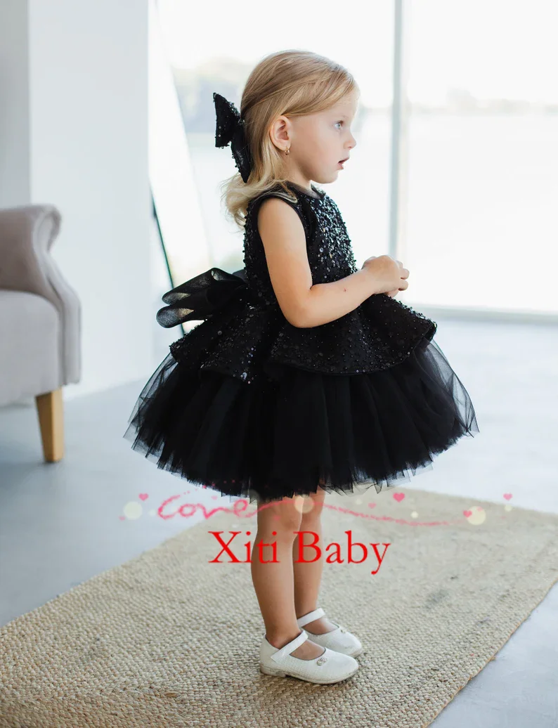 สีชมพูน่ารักประดับด้วยลูกปัดแขนกุด 3D ผีเสื้อโบว์ดอกไม้สาวชุดสําหรับงานแต่งงานเด็ก Eucharistic ชุดวันเกิด