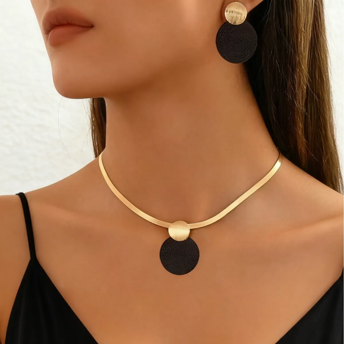 3 pieces stylish and elegant wide-faced flat snake chain spiral black disc collarbone necklace stud earring set