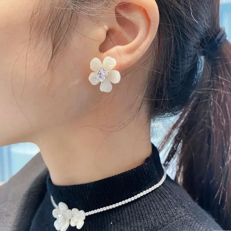 

Earrings Light Luxury Personality Fashion Vintage Flower Earrings Stud Piercing Aretes De Mujer Pendientes Brincos Boucles