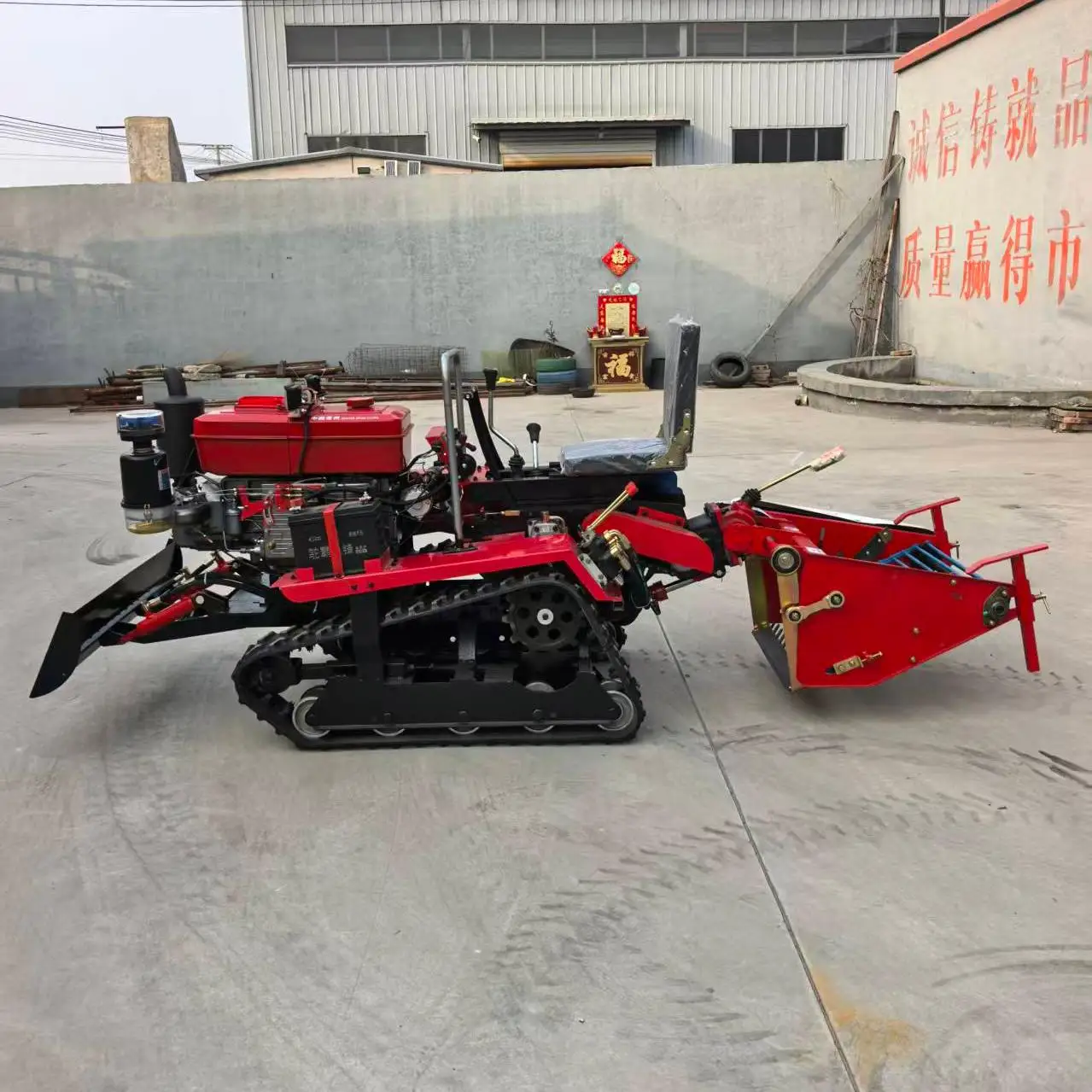 Factory Direct Mini Crawler Tractor Matching Potato Harvester, Diesel Agricultural Machine for Farm Potato Harvesting