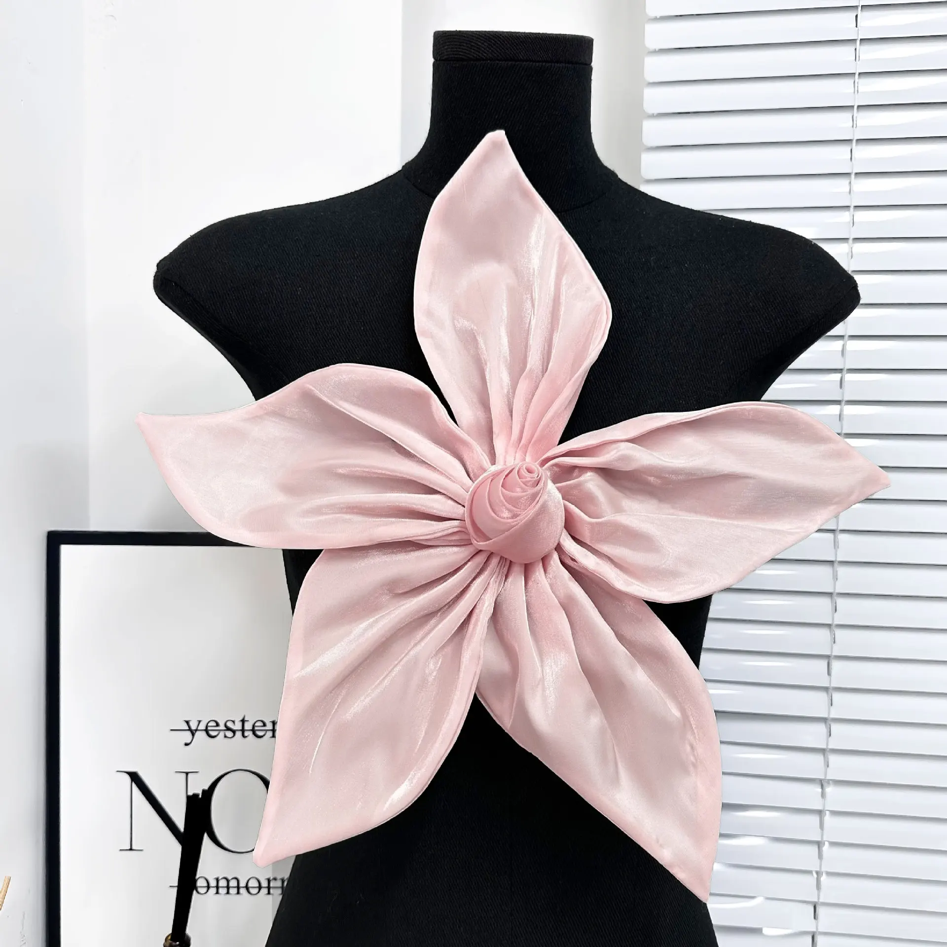 New Women's Large Flower Brooch with Simple Design Fabric Decoration Three-dimensional Chest Flower Jacket Suspender Pins