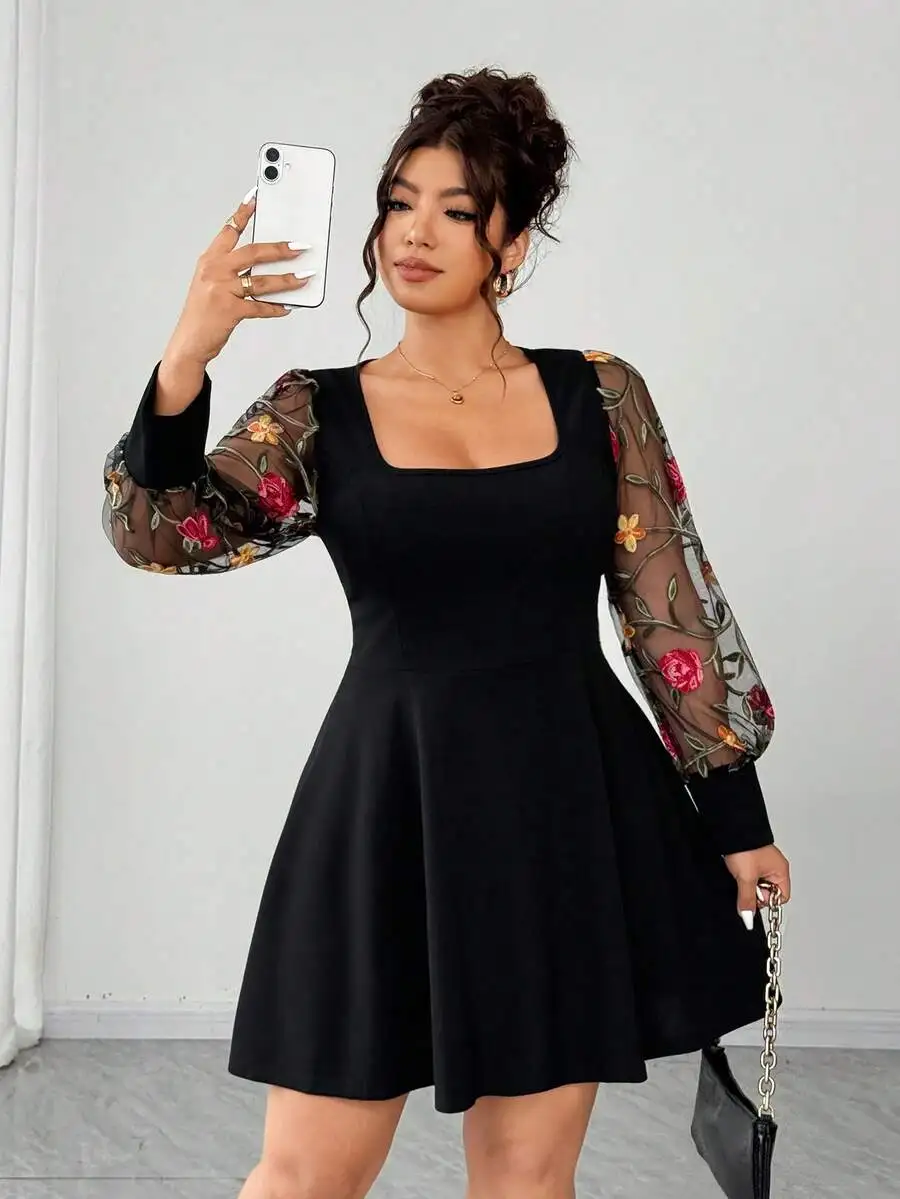 

Черное платье с квадратным вырезом и расклешенным подолом, с рукавами из сетки с цветочной вышивкой