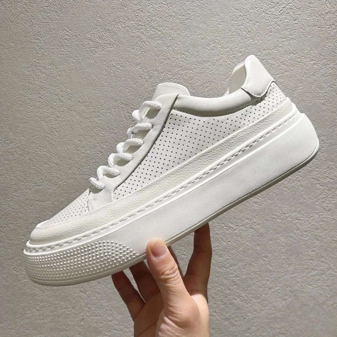 

Новые мужские кожаные повседневные туфли белого цвета, дышащие, с микропористой подошвой, кеды на шнуровке, стильные кроссовки