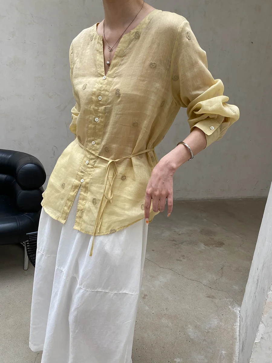 Sommerliches Damen-Shirt in unifarbenem V-Ausschnitt, locker geschnitten, mit Stickerei, für einen eleganten Look. – Detail 24