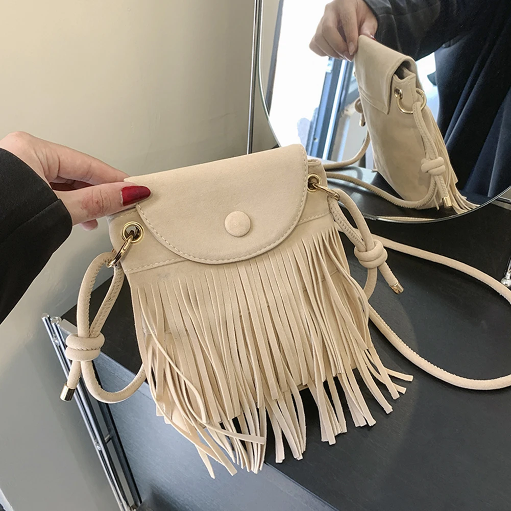 

Сумка через плечо с бахромой и регулируемым ремешком. Повседневная сумка через плечо. Модная кожаная сумка через плечо. Универсальная для женщин.