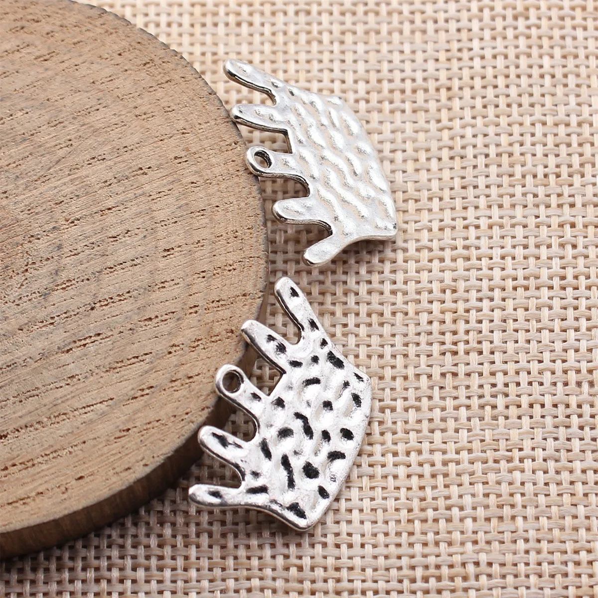 

20 шт. 27x19 мм (1,06x0,75 дюйма) подвески-шармы в форме короны, цвет античное серебро, с эффектом ковки, для изготовления ювелирных изделий своими руками