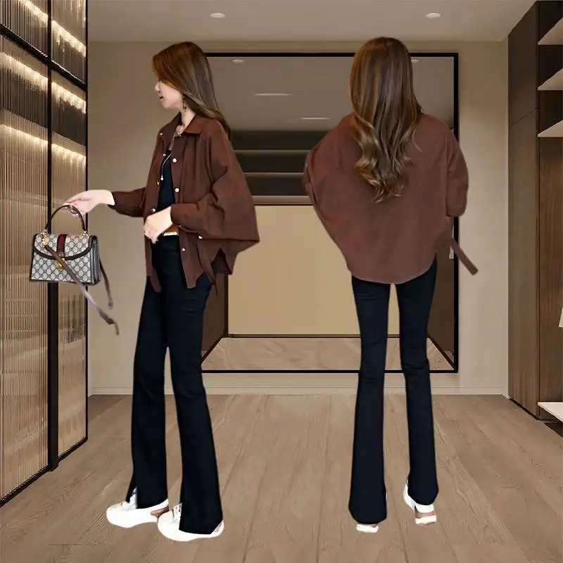 

Повседневная свободная женская верхняя одежда для весны и осени: универсальная рубашка с длинным рукавом, воротником и пуговицами – модный дизайн для ценителей.