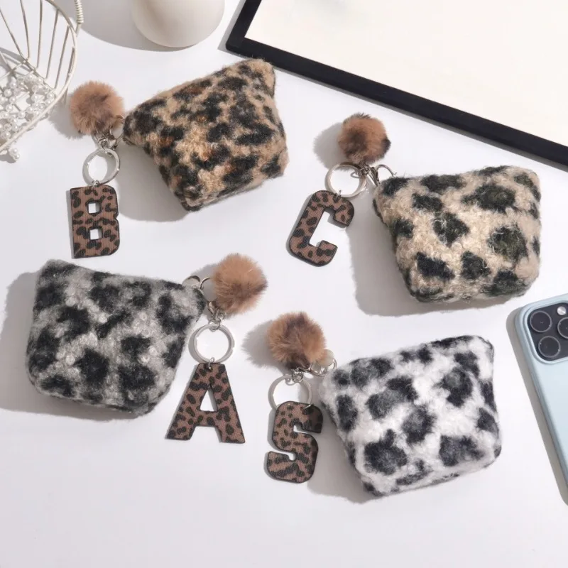 

Милый кошелек для монет с леопардовым принтом для девочек, новинка 2025, модные наушники для денег, сумка для ключей, креативный плюшевый брелок с подвеской в виде буквы
