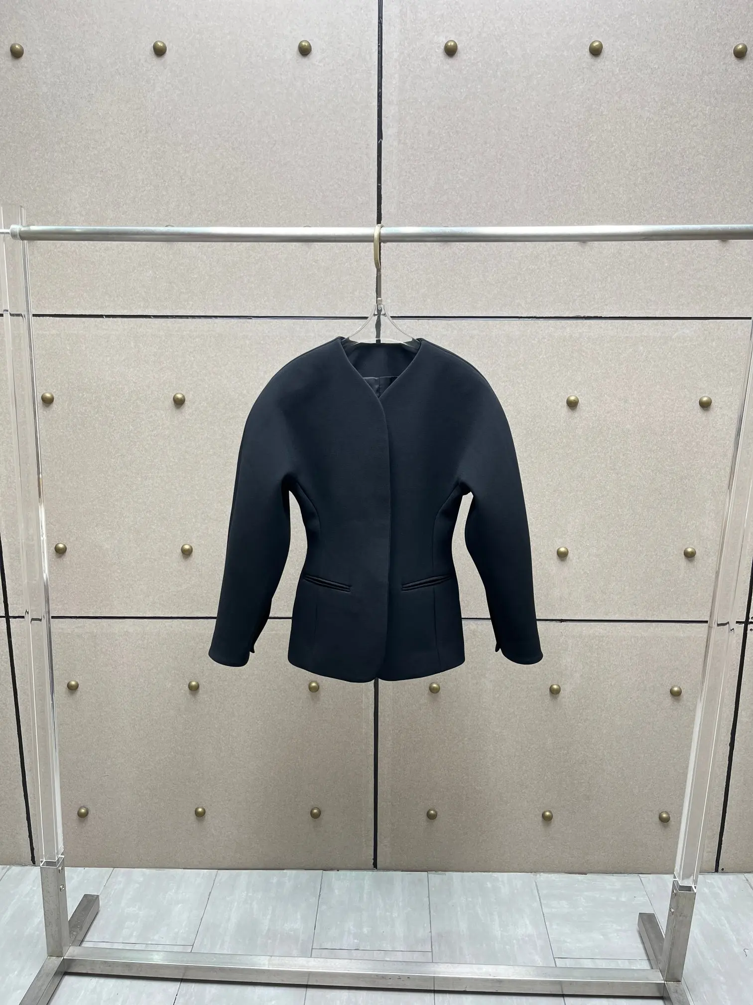 เสื้อแจ็คเก็ตสูทสีดำคอวีสไตล์เรโทร ดีไซน์เฉพาะตัว ทรงเข้ารูปและสง่างาม เหมาะสำหรับใส่ทำงาน สไตล์ใหม่ปี 2025