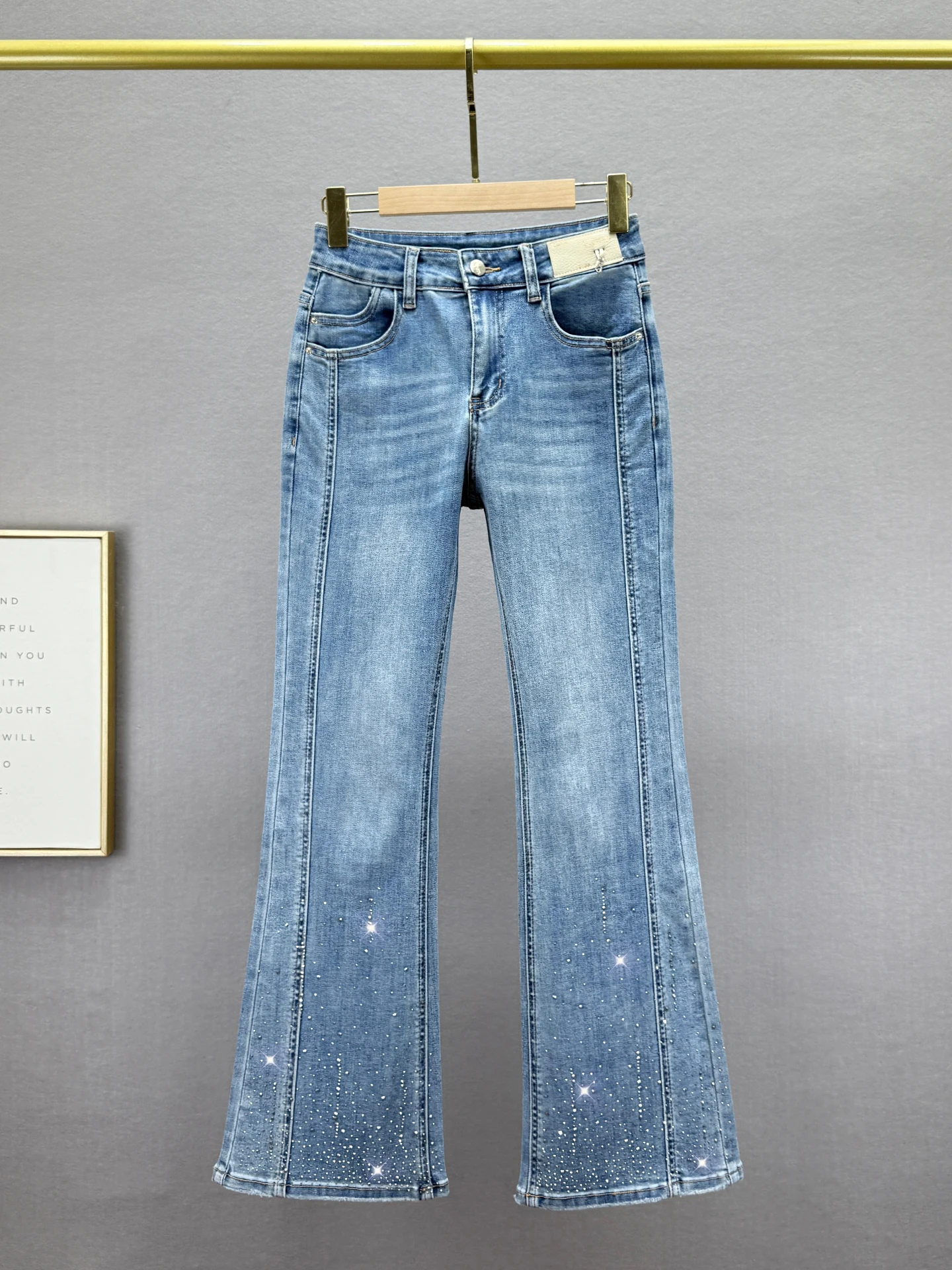 

Эластичные женские джинсы с высокой талией, облегающие, весна 2026, новые, с декором из страз, расклешенные, из хлопкового стрейч-денима